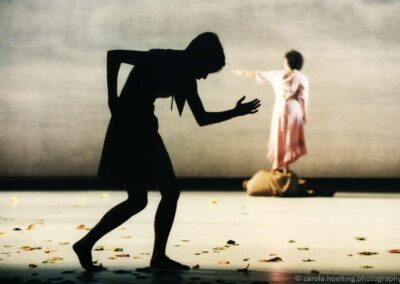 Hochland oder Der Nachhall der Steine. Ch: Joachim Schlömer. Olivia Maridjan-Koop, Paula Moreira. Deutsches Nationaltheater Weimar 1995